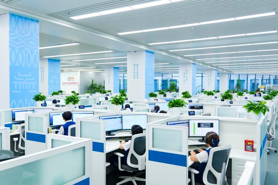 China Hotline helps foreigners plug into people-centered governance