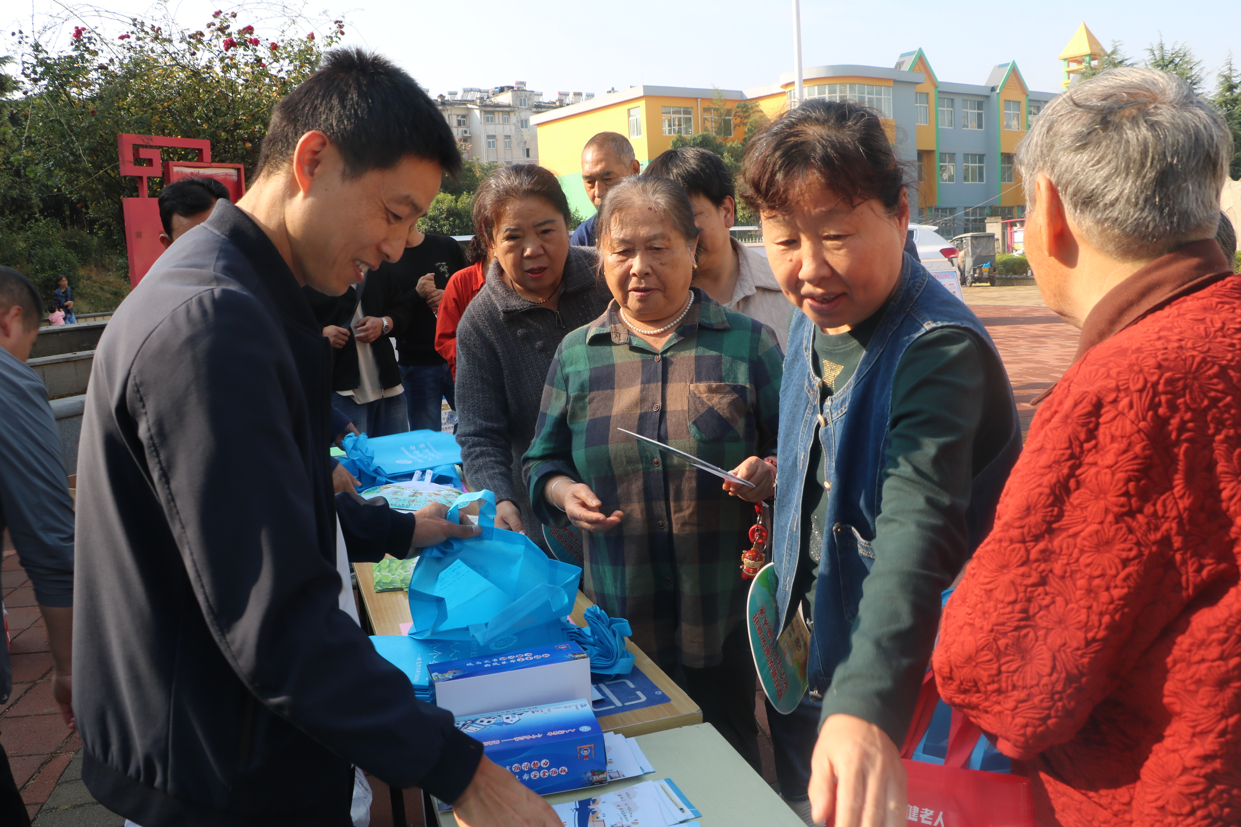 鹤壁市应急管理局开展第37个国际减灾日宣传活动