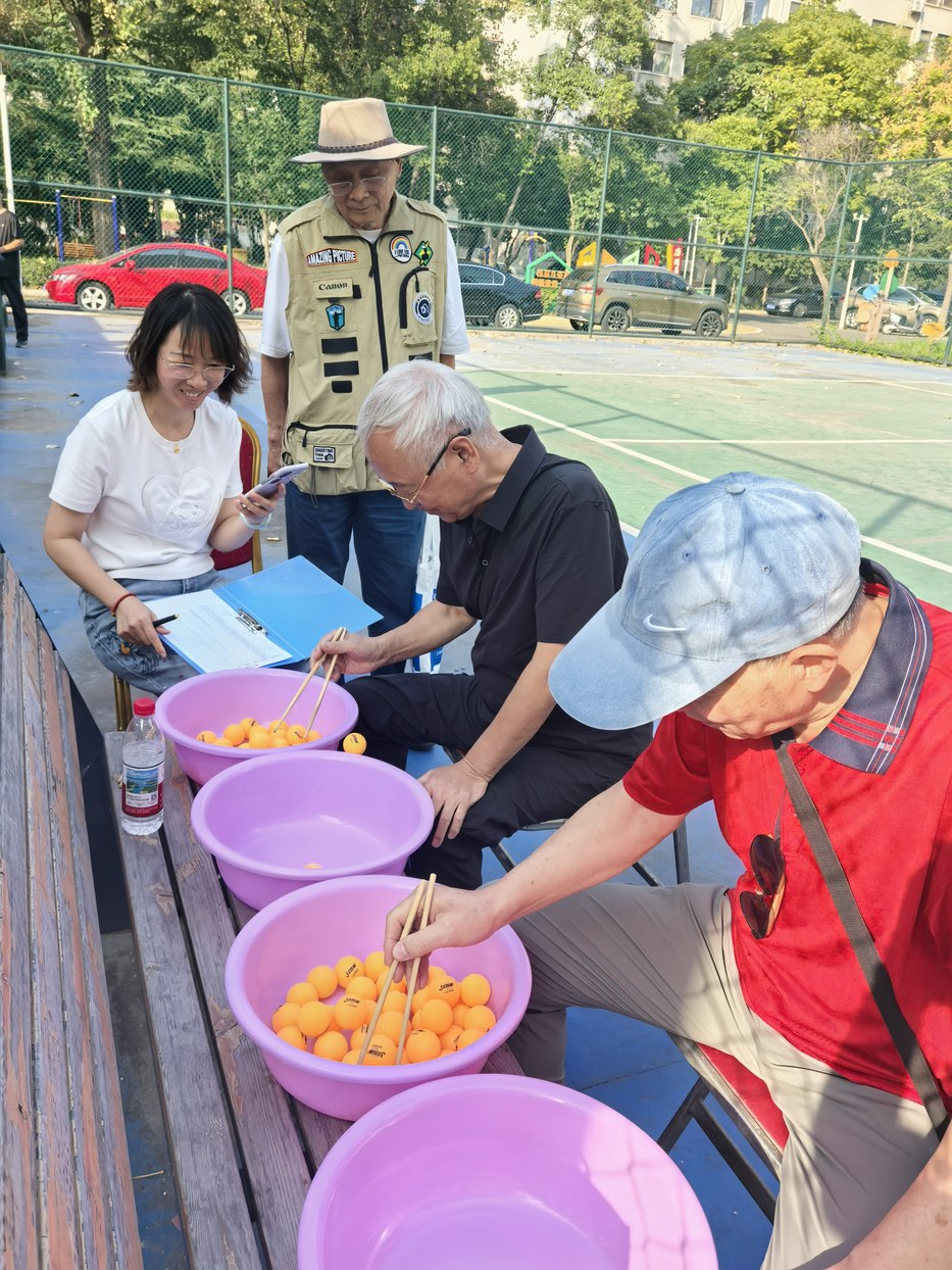 省教育厅举办机关离退休干部重阳节趣味运动会 省教育厅举办机关离退休干部重阳节趣味运动会