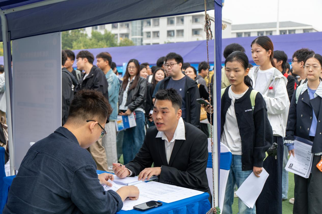 “豫荐未来 青春启航”河南省2027届高校毕业生金秋启航校园招聘月活动暨国有企业专场招聘会举办 “豫荐未来 青春启航”河南省2027届高校毕业生金秋启航校园招聘月活动暨国有企业专场招聘会举办