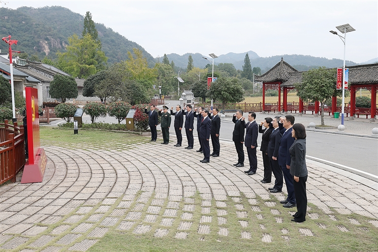 周祖翼带领新一届省委常委班子  到信阳市参加党性教育活动并主持召开省委常委会会议